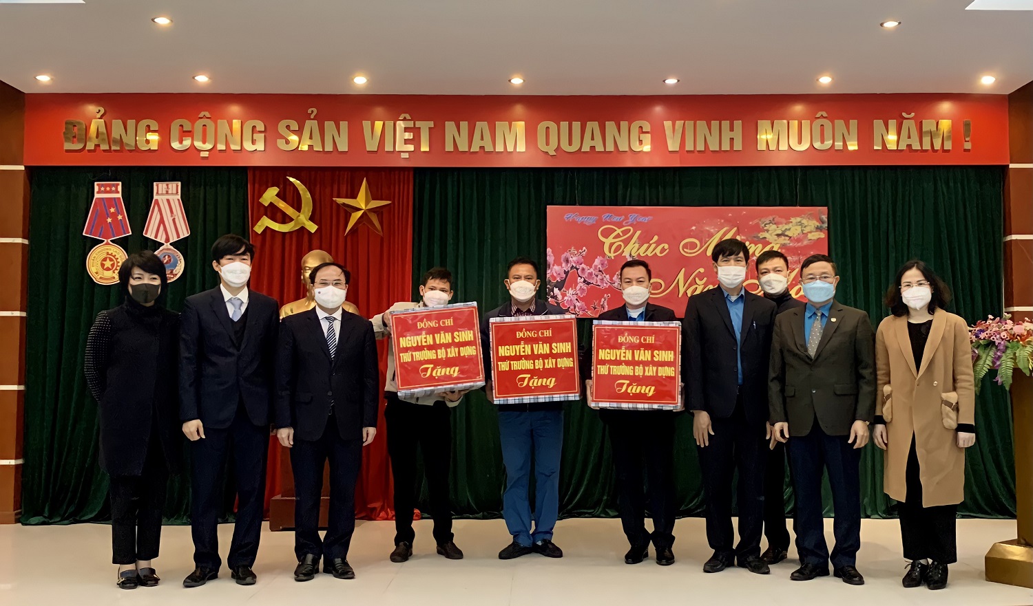Thứ trưởng Bộ Xây dựng Nguyễn Văn Sinh, Lãnh đạo CĐXDVN thăm, tặng quà  cán bộ công nhân Tấm lợp Đông Anh nhân dịp Tết Nhâm Dần 2022